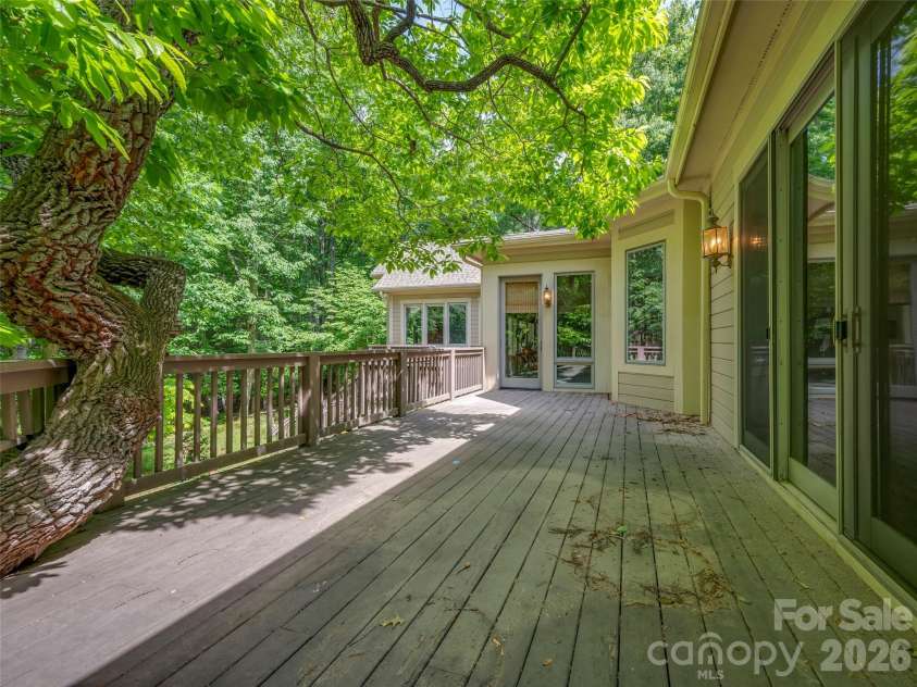 110 Little Cherokee Ridge, Hendersonville, NC 28739.  MLS# CAR4384204, YatesRealty ID 28805. 