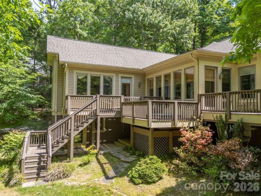 110 Little Cherokee Ridge, Hendersonville, NC 28739.  MLS# CAR4384204, YatesRealty ID 28805. 