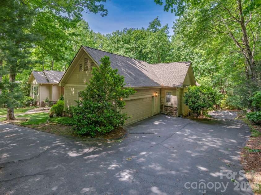 110 Little Cherokee Ridge, Hendersonville, NC 28739.  MLS# CAR4384204, YatesRealty ID 28805. Easy entry from oversized 2 car garage