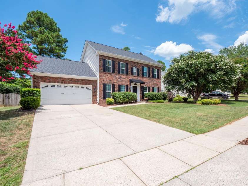 7601 Claiborne Woods Road, Charlotte, NC 28216.  MLS# CAR4282373, YatesRealty ID 28806. 