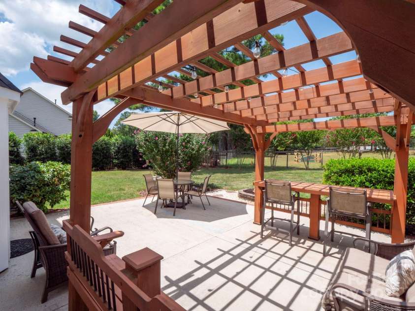 7601 Claiborne Woods Road, Charlotte, NC 28216.  MLS# CAR4282373, YatesRealty ID 28806. 