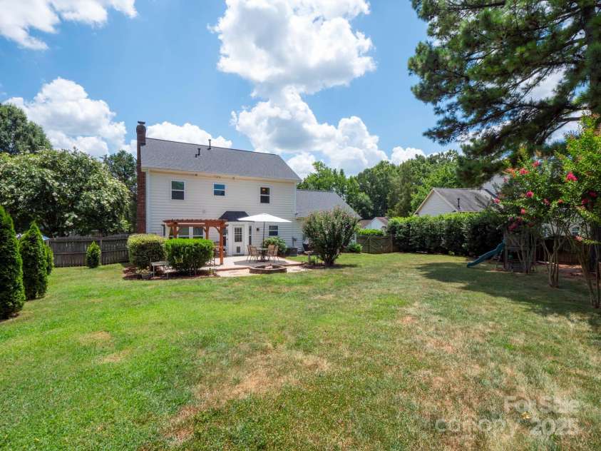 7601 Claiborne Woods Road, Charlotte, NC 28216.  MLS# CAR4282373, YatesRealty ID 28806. 