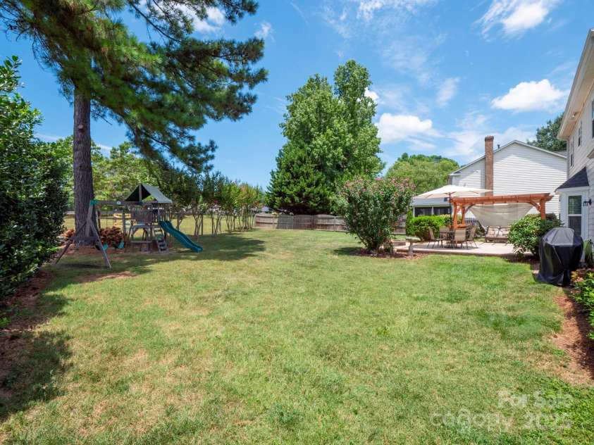 7601 Claiborne Woods Road, Charlotte, NC 28216.  MLS# CAR4282373, YatesRealty ID 28806. 