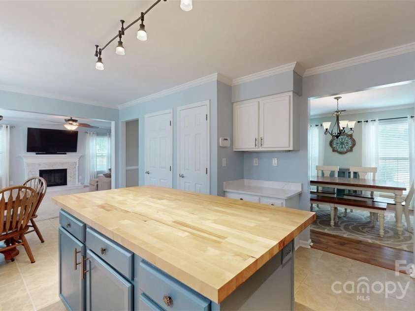 7601 Claiborne Woods Road, Charlotte, NC 28216.  MLS# CAR4282373, YatesRealty ID 28806. 