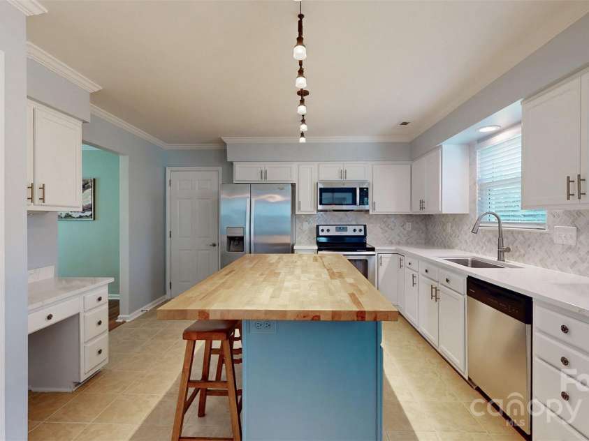 7601 Claiborne Woods Road, Charlotte, NC 28216.  MLS# CAR4282373, YatesRealty ID 28806. 