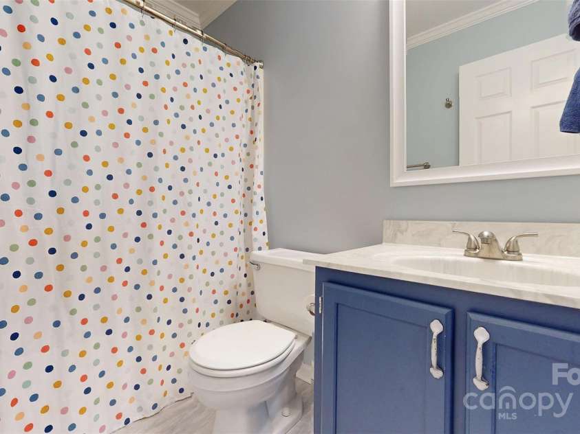 7601 Claiborne Woods Road, Charlotte, NC 28216.  MLS# CAR4282373, YatesRealty ID 28806. Full Bath