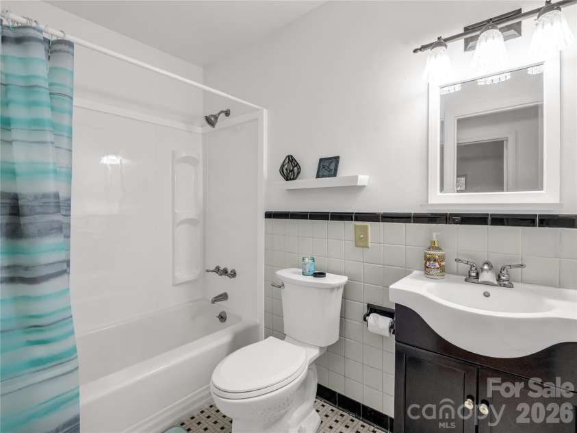 200 Little Wings Mountain Road, Columbus, NC 28722.  MLS# CAR4289310, YatesRealty ID 2881. Hall bath on the main 