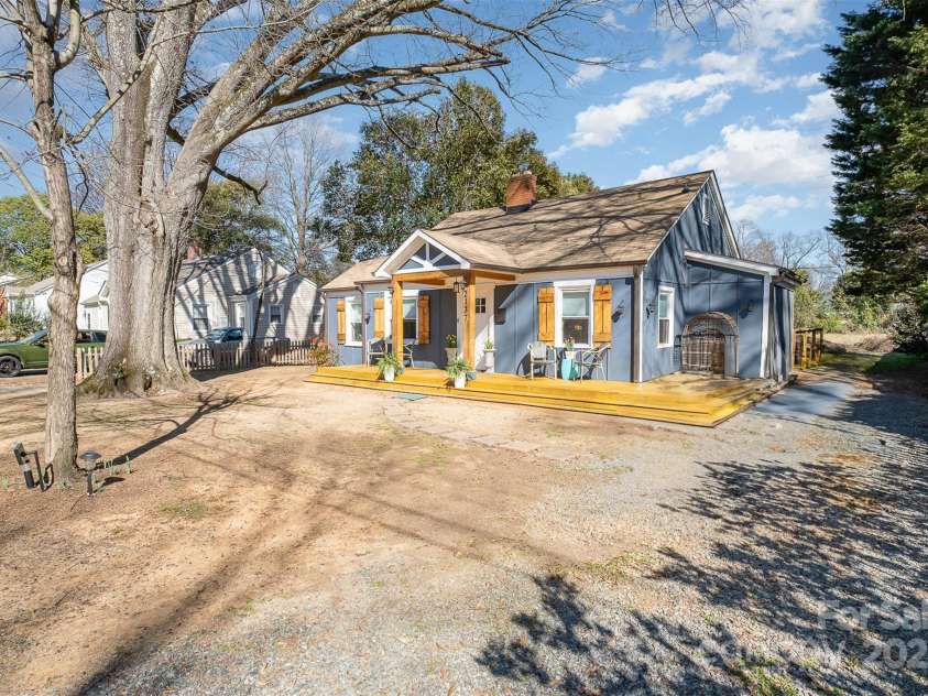 2137 Highland Street, Charlotte, NC 28208.  MLS# CAR4228273, YatesRealty ID 28810. 