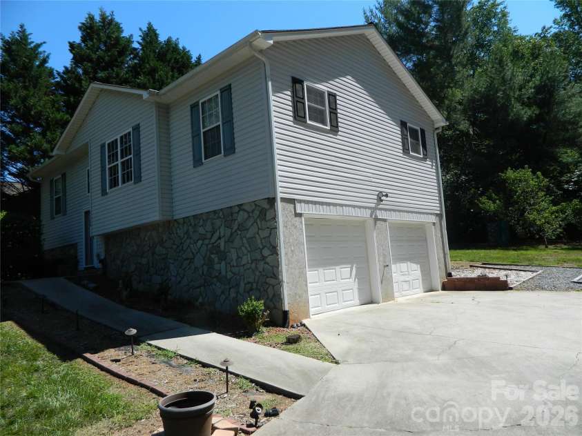 5320 Eider Lane, Granite Falls, NC 28630.  MLS# CAR4352899, YatesRealty ID 28811. 