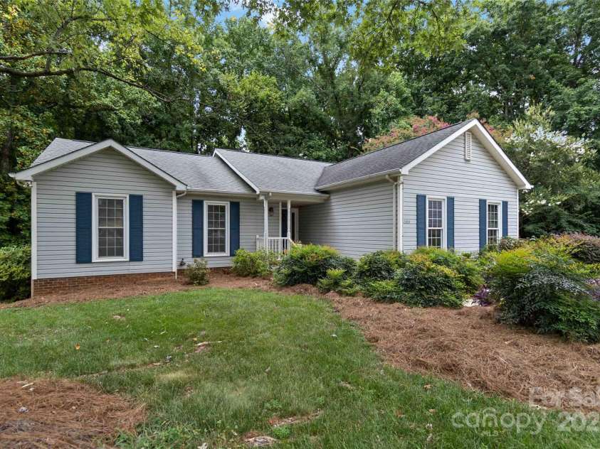 2303 Valleyview Drive, Charlotte, NC 28215.  MLS# CAR4274117, YatesRealty ID 28814. 