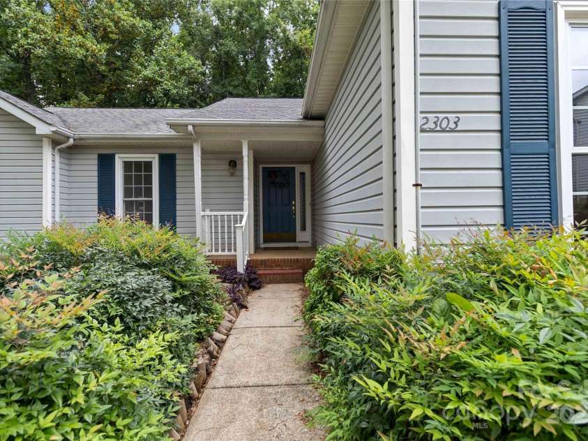 2303 Valleyview Drive, Charlotte, NC 28215.  MLS# CAR4274117, YatesRealty ID 28814. 