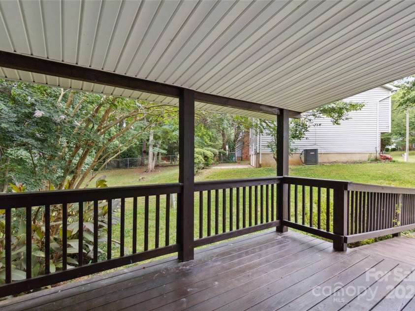2303 Valleyview Drive, Charlotte, NC 28215.  MLS# CAR4274117, YatesRealty ID 28814. 