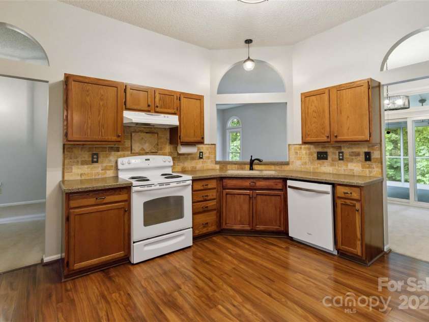 2303 Valleyview Drive, Charlotte, NC 28215.  MLS# CAR4274117, YatesRealty ID 28814. 