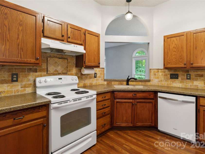 2303 Valleyview Drive, Charlotte, NC 28215.  MLS# CAR4274117, YatesRealty ID 28814. 