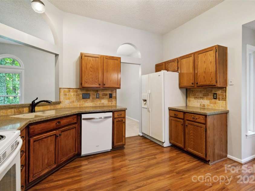 2303 Valleyview Drive, Charlotte, NC 28215.  MLS# CAR4274117, YatesRealty ID 28814. 