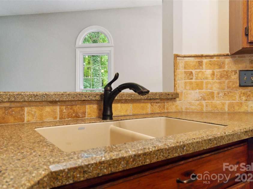 2303 Valleyview Drive, Charlotte, NC 28215.  MLS# CAR4274117, YatesRealty ID 28814. 