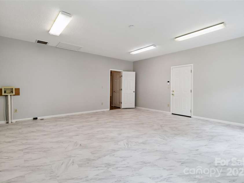 2303 Valleyview Drive, Charlotte, NC 28215.  MLS# CAR4274117, YatesRealty ID 28814. 