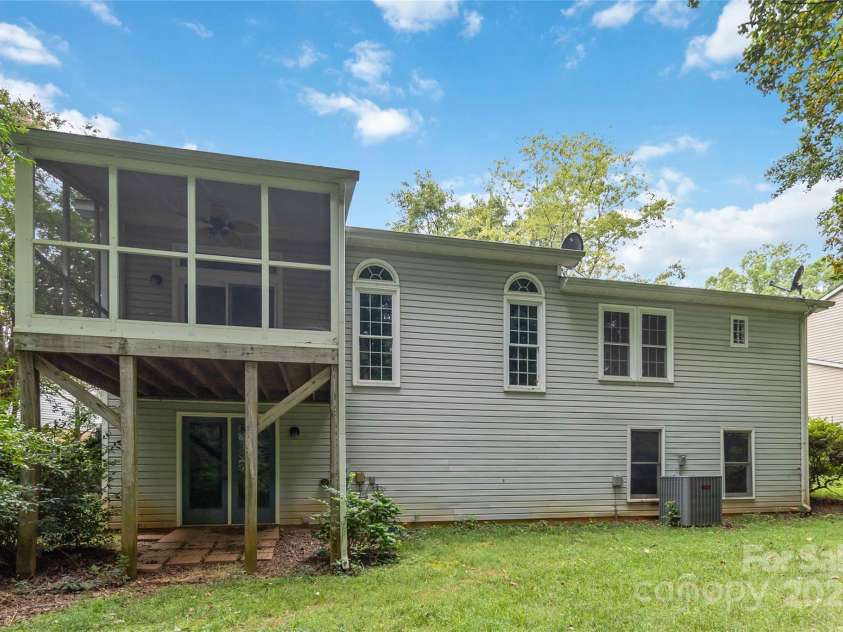 2303 Valleyview Drive, Charlotte, NC 28215.  MLS# CAR4274117, YatesRealty ID 28814. 