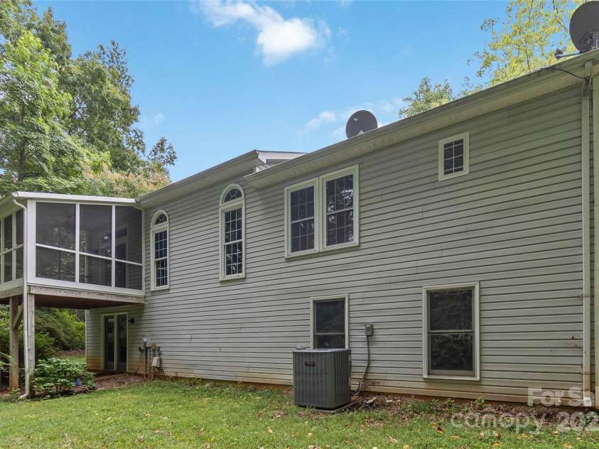 2303 Valleyview Drive, Charlotte, NC 28215.  MLS# CAR4274117, YatesRealty ID 28814. 