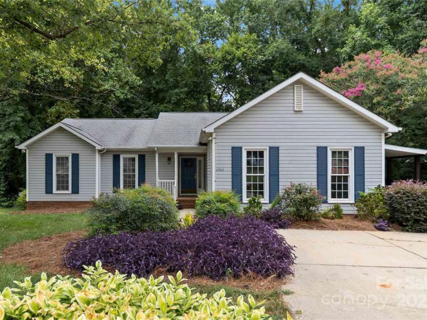 2303 Valleyview Drive, Charlotte, NC 28215.  MLS# CAR4274117, YatesRealty ID 28814. 