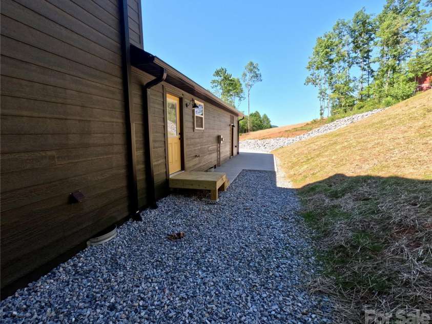 32 Star Drive, Marion, NC 28752.  MLS# CAR4390028, YatesRealty ID 28814. 