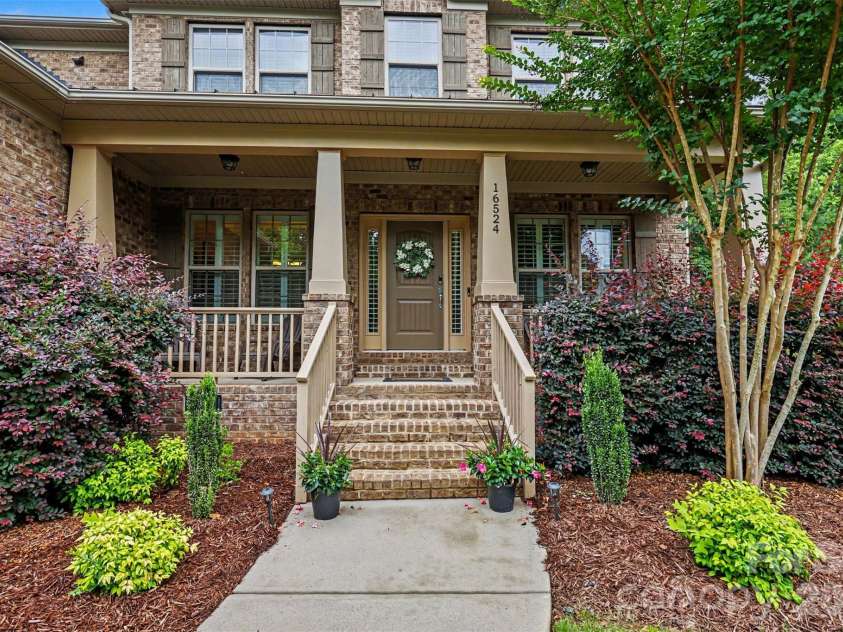 16524 Crosshaven Drive, Charlotte, NC 28278.  MLS# CAR4388535, YatesRealty ID 28816. 