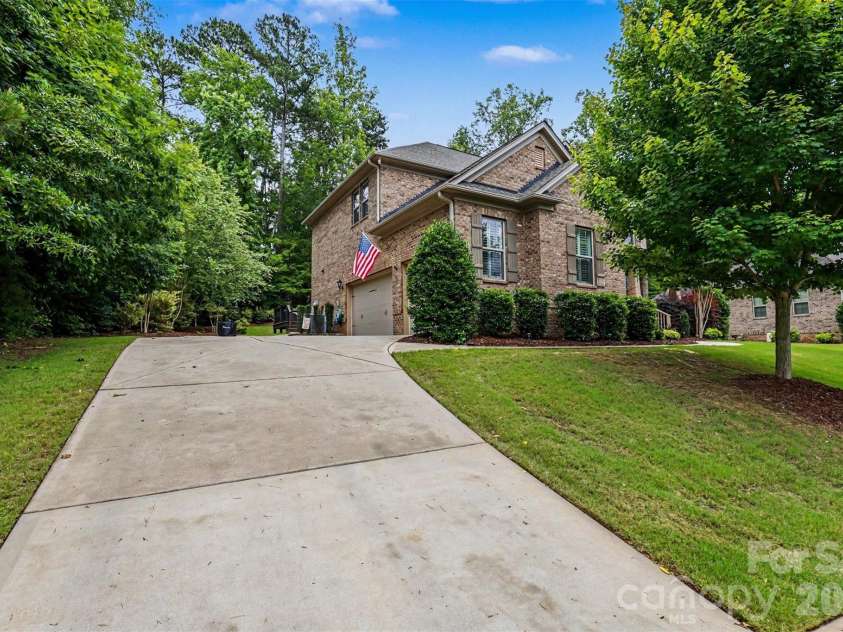 16524 Crosshaven Drive, Charlotte, NC 28278.  MLS# CAR4388535, YatesRealty ID 28816. 