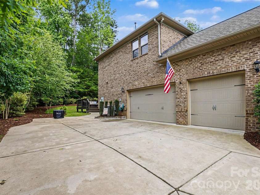 16524 Crosshaven Drive, Charlotte, NC 28278.  MLS# CAR4388535, YatesRealty ID 28816. 