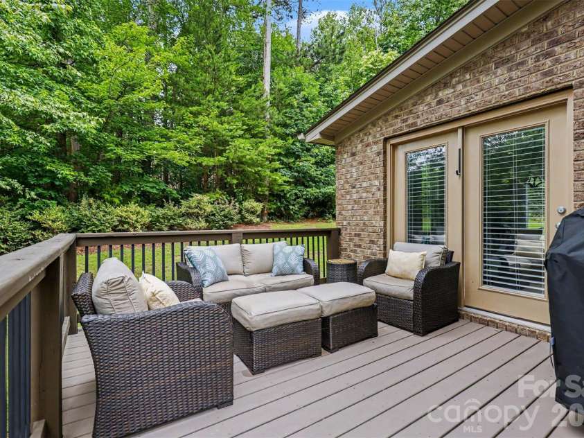 16524 Crosshaven Drive, Charlotte, NC 28278.  MLS# CAR4388535, YatesRealty ID 28816. 