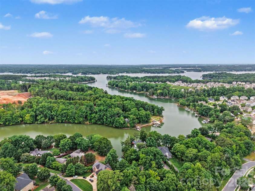 16524 Crosshaven Drive, Charlotte, NC 28278.  MLS# CAR4388535, YatesRealty ID 28816. 