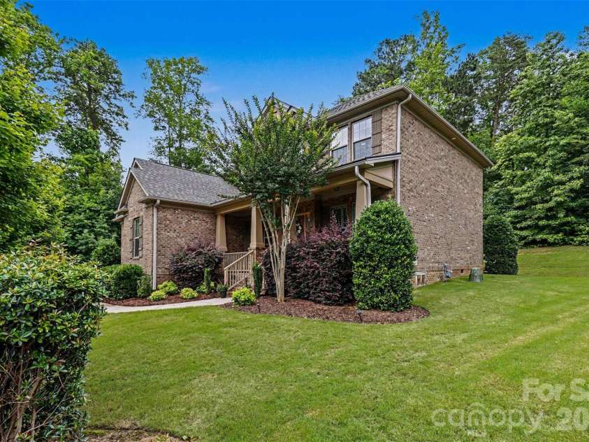 16524 Crosshaven Drive, Charlotte, NC 28278.  MLS# CAR4388535, YatesRealty ID 28816. 