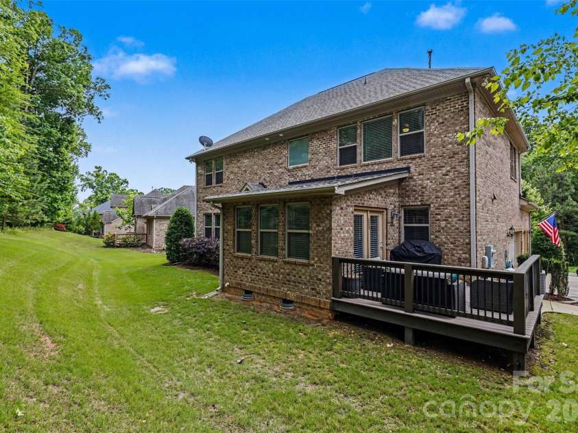 16524 Crosshaven Drive, Charlotte, NC 28278.  MLS# CAR4388535, YatesRealty ID 28816. 