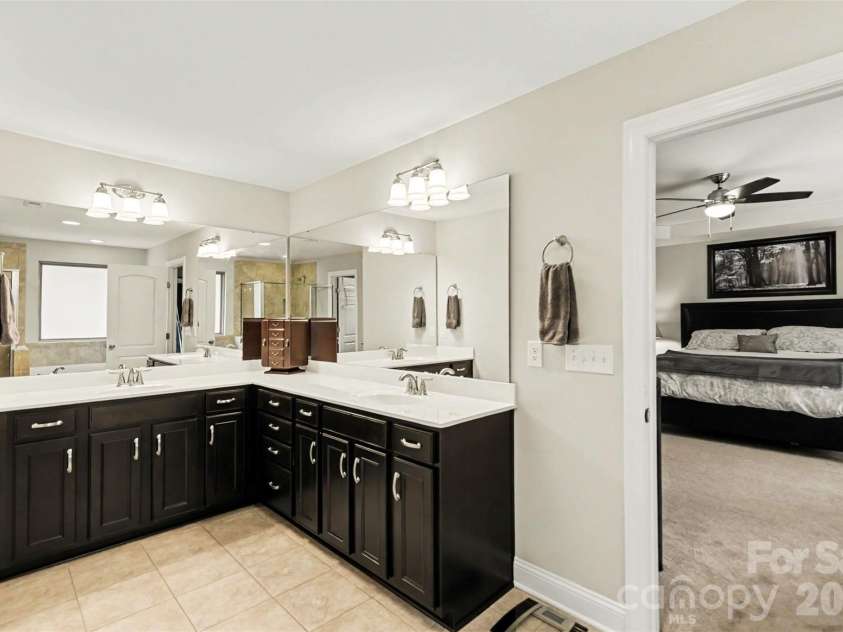 16524 Crosshaven Drive, Charlotte, NC 28278.  MLS# CAR4388535, YatesRealty ID 28816. Primary Bath