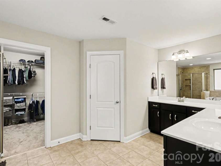 16524 Crosshaven Drive, Charlotte, NC 28278.  MLS# CAR4388535, YatesRealty ID 28816. Primary Bath