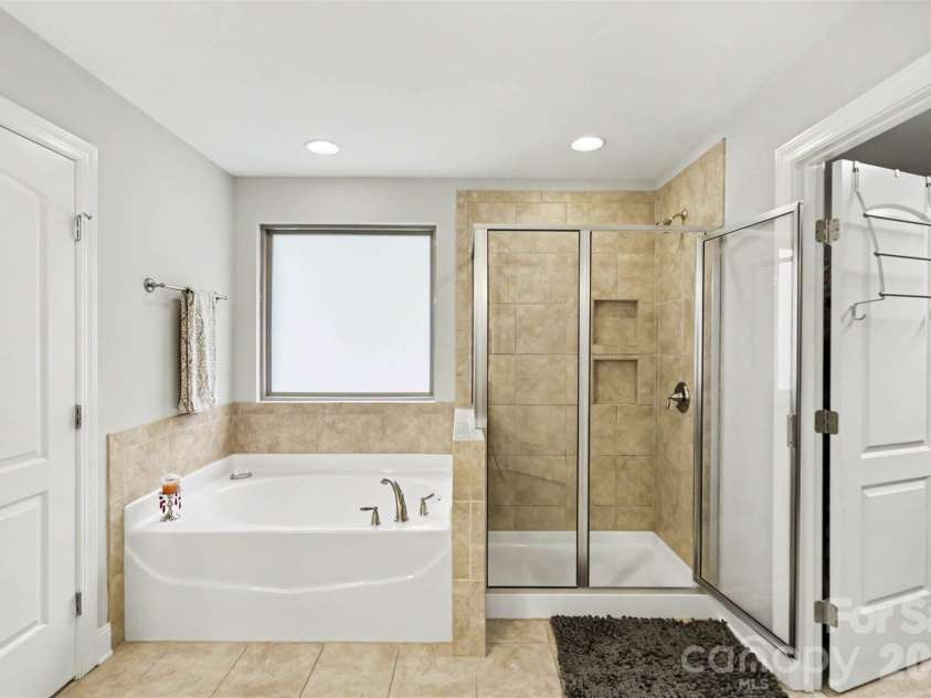 16524 Crosshaven Drive, Charlotte, NC 28278.  MLS# CAR4388535, YatesRealty ID 28816. Primary Bath