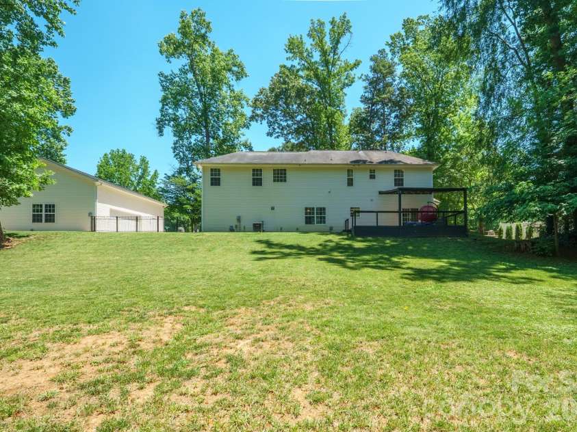 9027 Leah Meadow Lane, Charlotte, NC 28227.  MLS# CAR4384401, YatesRealty ID 28817. 