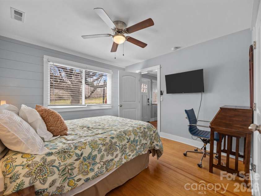 26 Hanover Street, Asheville, NC 28806.  MLS# CAR4241021, YatesRealty ID 2882. 
