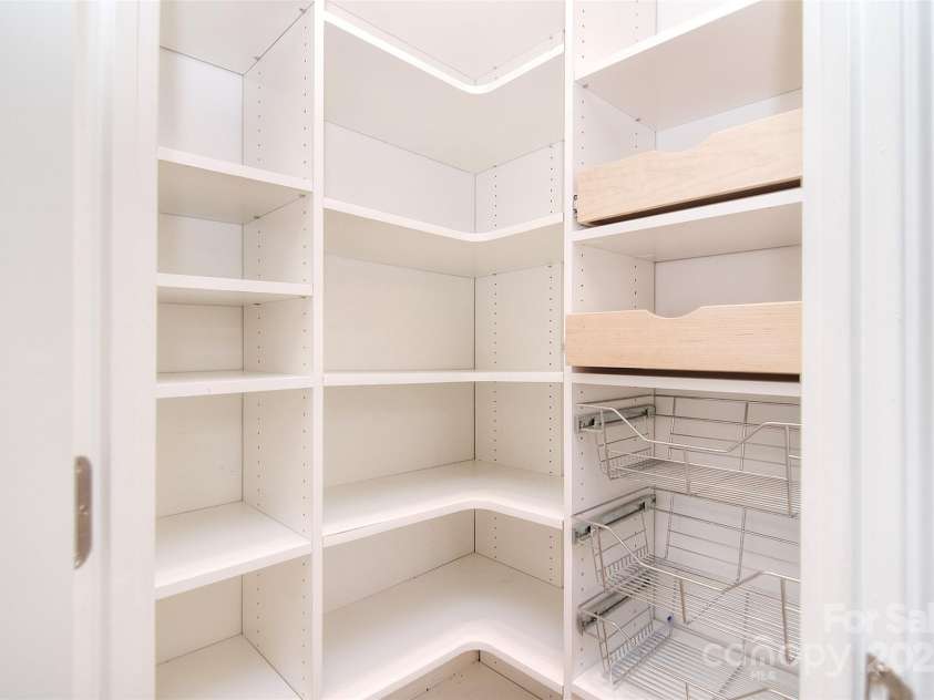 7006 Olde Sycamore Drive, Mint Hill, NC 28227.  MLS# CAR4279307, YatesRealty ID 28821. Custom Walk In Pantry