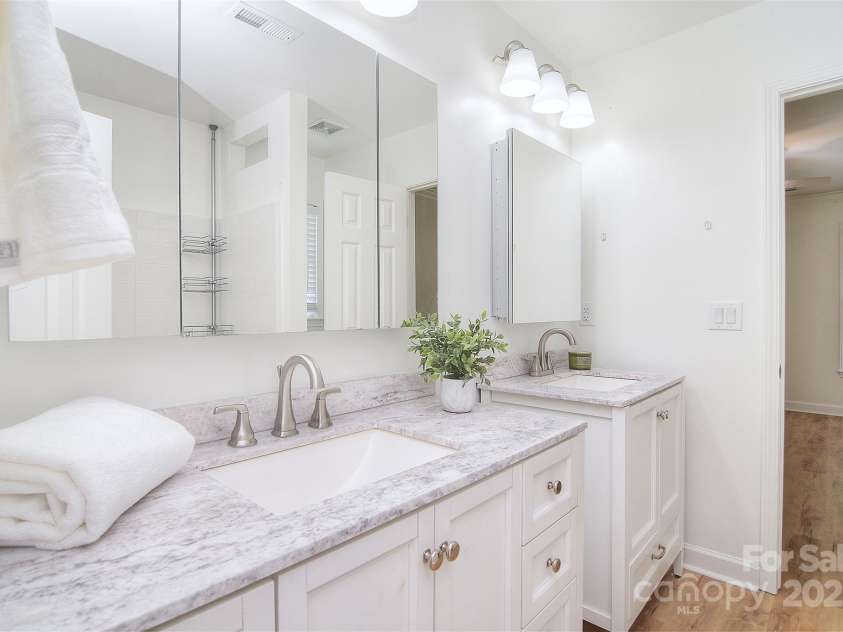 7006 Olde Sycamore Drive, Mint Hill, NC 28227.  MLS# CAR4279307, YatesRealty ID 28821. Jack n' Jill Bathroom