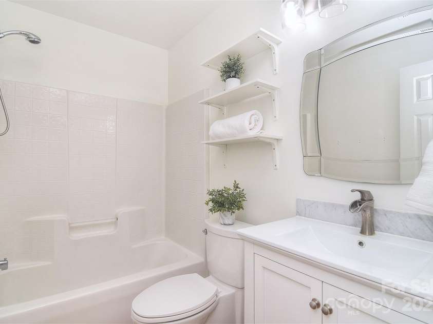 7006 Olde Sycamore Drive, Mint Hill, NC 28227.  MLS# CAR4279307, YatesRealty ID 28821. Upstairs Full Bath (hall)