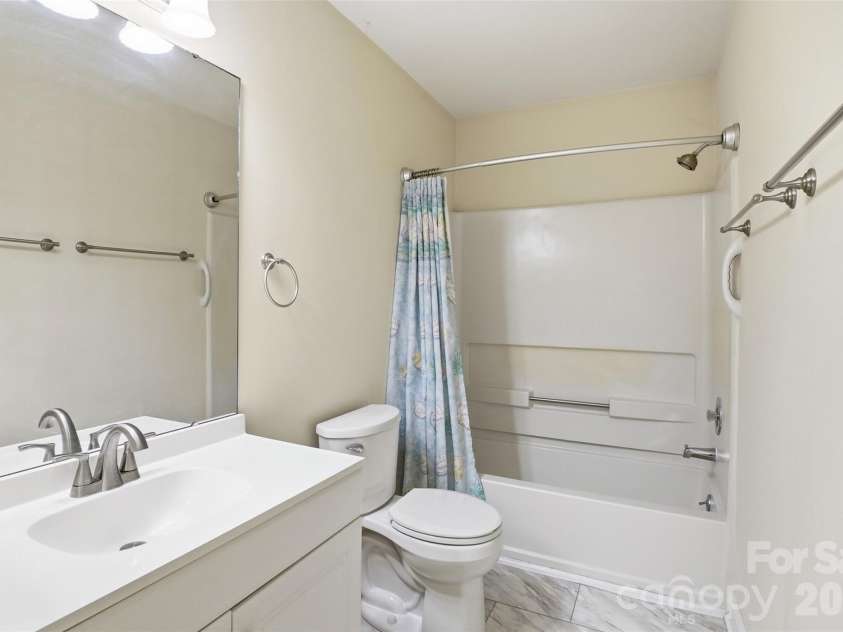 6027 Crape Myrtle Lane, Charlotte, NC 28216.  MLS# CAR4385152, YatesRealty ID 28823. 