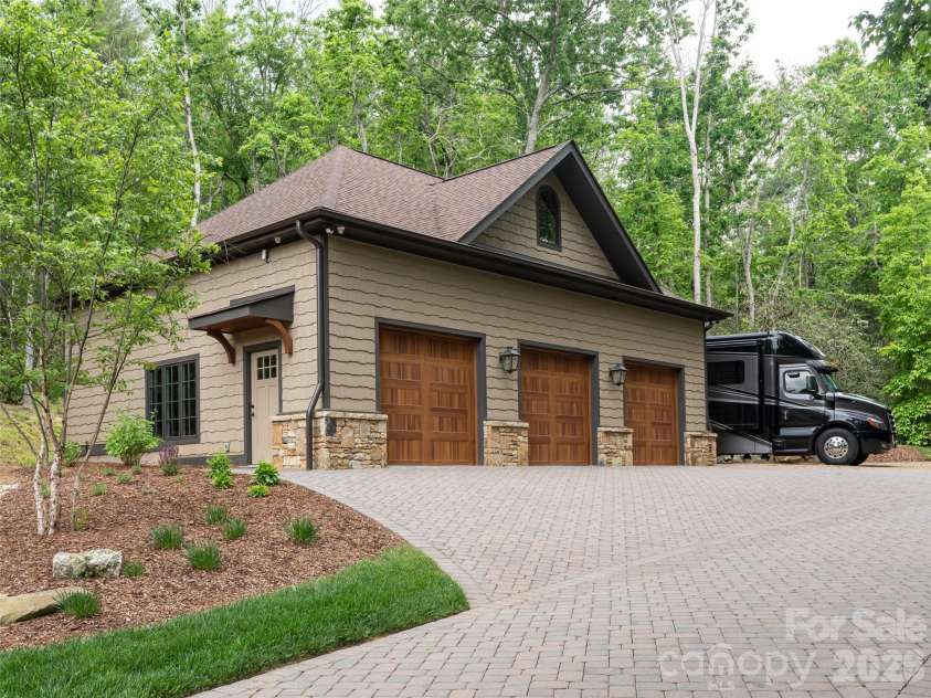 151 Bridgewater Drive, Fletcher, NC 28732.  MLS# CAR4386209, YatesRealty ID 28827. 
