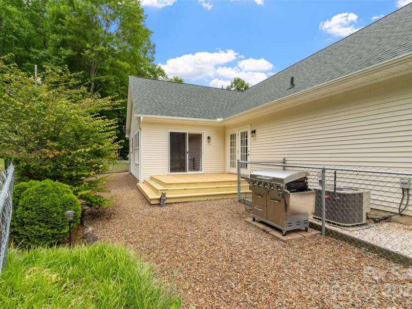 33 Copper Penny Lane, Burnsville, NC 28714.  MLS# CAR4263639, YatesRealty ID 28827. 