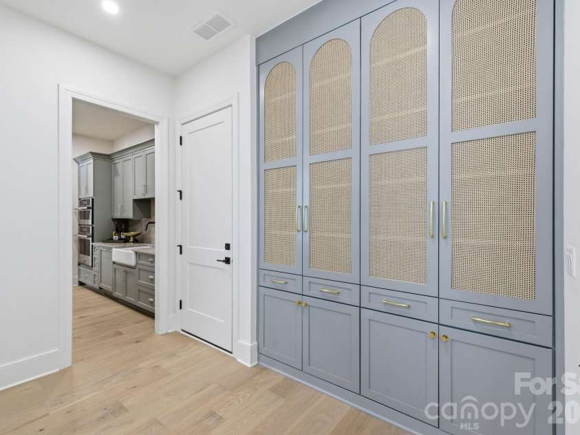 3028 Eastham Lane, Charlotte, NC 28209.  MLS# CAR4383792, YatesRealty ID 28830. 