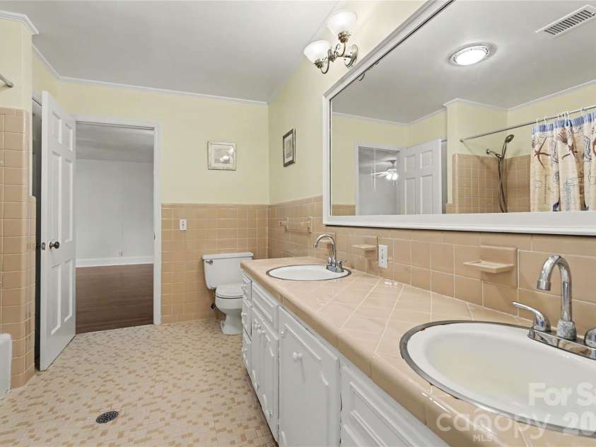 930 Scotch Drive, Gastonia, NC 28054.  MLS# CAR4385001, YatesRealty ID 28831. Large shared upstairs bathroom featuring dual sinks