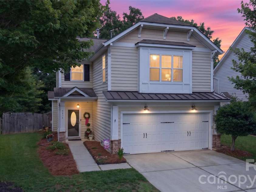 9834 Dominion Crest Drive, Charlotte, NC 28269.  MLS# CAR4388373, YatesRealty ID 28837. 