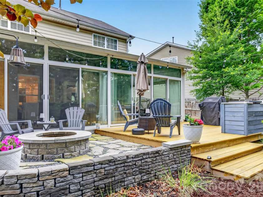 9834 Dominion Crest Drive, Charlotte, NC 28269.  MLS# CAR4388373, YatesRealty ID 28837. 