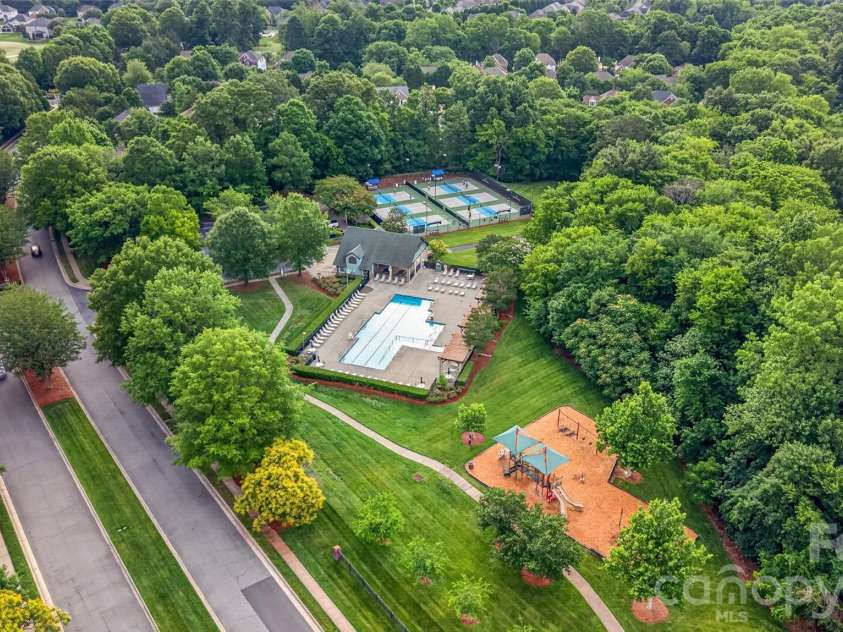 9834 Dominion Crest Drive, Charlotte, NC 28269.  MLS# CAR4388373, YatesRealty ID 28837. 