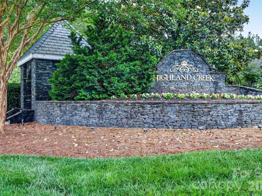 9834 Dominion Crest Drive, Charlotte, NC 28269.  MLS# CAR4388373, YatesRealty ID 28837. 