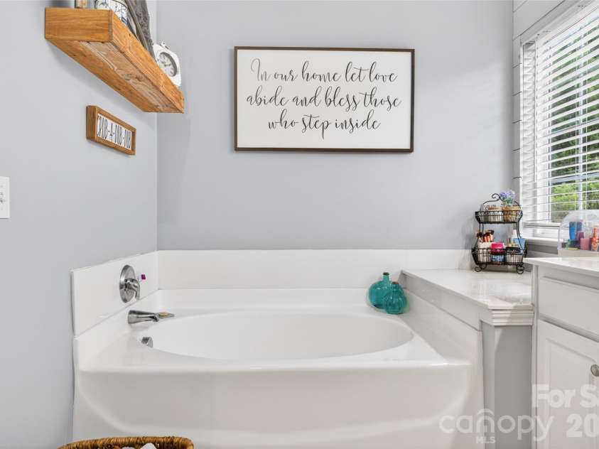 9834 Dominion Crest Drive, Charlotte, NC 28269.  MLS# CAR4388373, YatesRealty ID 28837. 